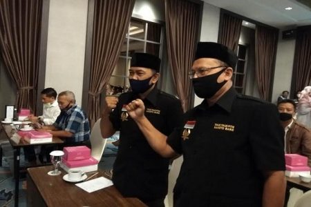 Pasangan Bagyo Wahyono-FX Supardjo (Bajo) yang dinyatakan lolos verifikasi faktual. Foto/SINDOnews/Ary Wahyu Wibowo gibran-dapat-lawan-di-pilwalkot-solo-ini-penantangnya