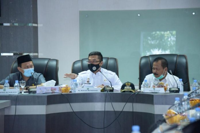 pj-bupati-bengkalis-pimpin-rapat-evaluasi-perkembangan-penanganan-covid-19