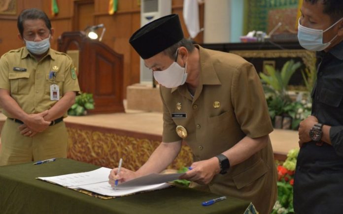 Perubahan-APBD-Provinsi-Riau-TA-2020-Gubri-Teken-Nota-Kesepakatan