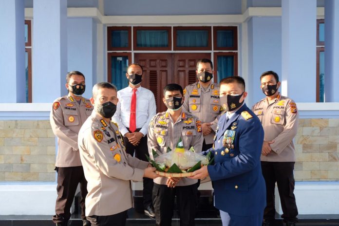 di-hari-special-kapolda-riau-dan-rombongan-berikan-kejutan-bagi-tni