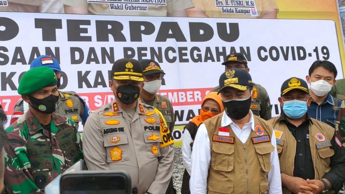 tetap-semangat-pesan-kapolda-riau-saat-tinjau-posko-terpadu-chek-point-perbatasan-riau-sumbar