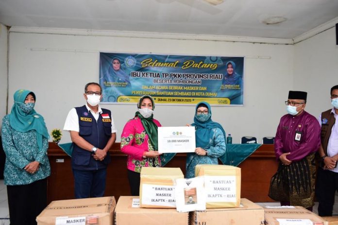 ketua-tp-pkk-riau-serahkan-10-ribu-masker-kain-dan-paket-sembako