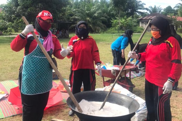 Foto bersama peserta Festival memasak dodol di Rokan Hilir yang di hadiri Bupati Rohil Aprizal Sintong. (poto : RTC)