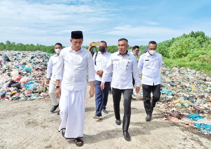 Cegah Abrasi, Bupati Meranti : Jadikan Sampah dan Batang Kelapa Sarana Penimbunan