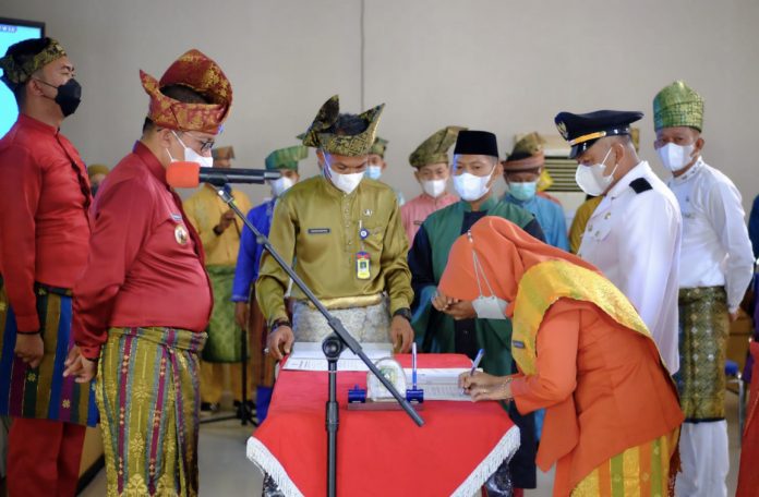 Bupati H. Muhammad Adil Lantik 8 Pejabat di Pemkab Kepulauan Meranti