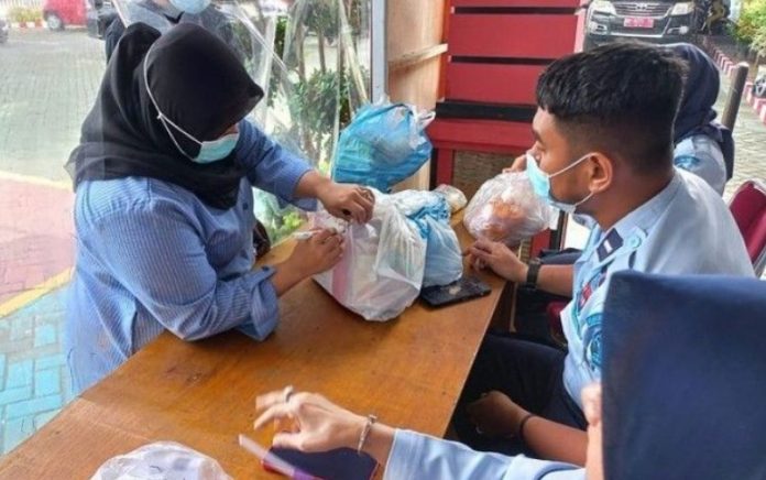 Layanan penitipan paket makanan dan kebutuhan lainnya bagi warga binaan di Lapas Kelas II A Pekanbaru.