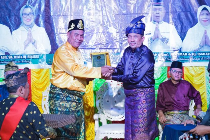 Malam Syukuran, Bupati Meranti Terima Kris Kebesaran dari Sultan Siak ke-XIII